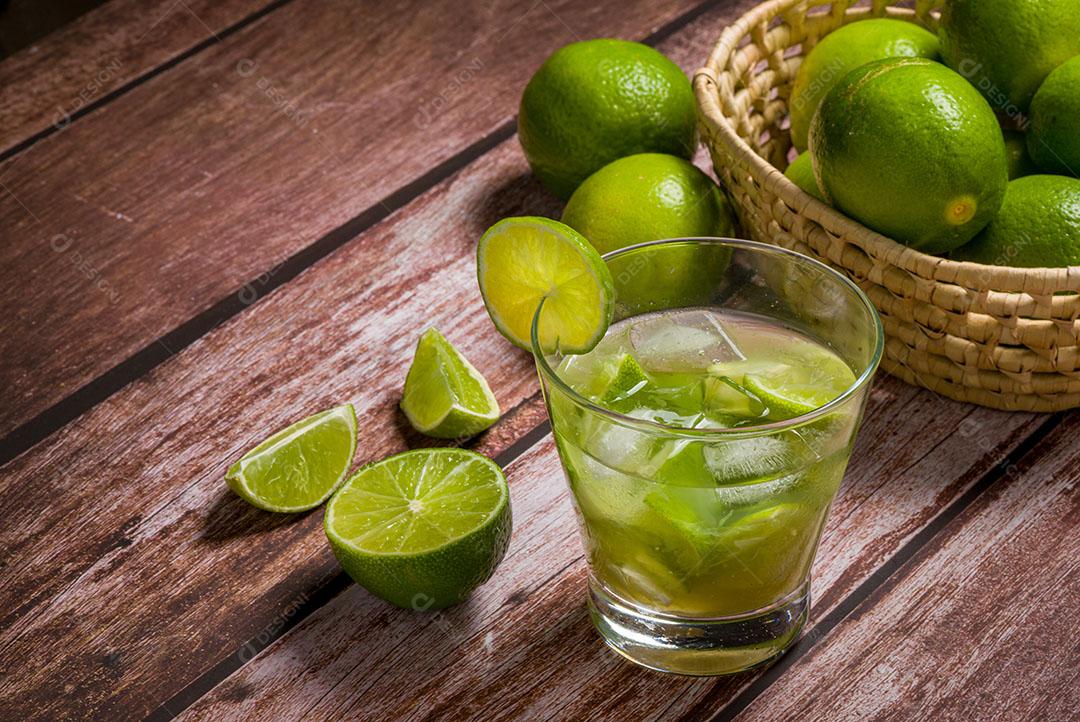 Foto Licor Cana Açúcar Pequeno Copo Limões Uma Bebida Alcoólica Forte Imagem JPG