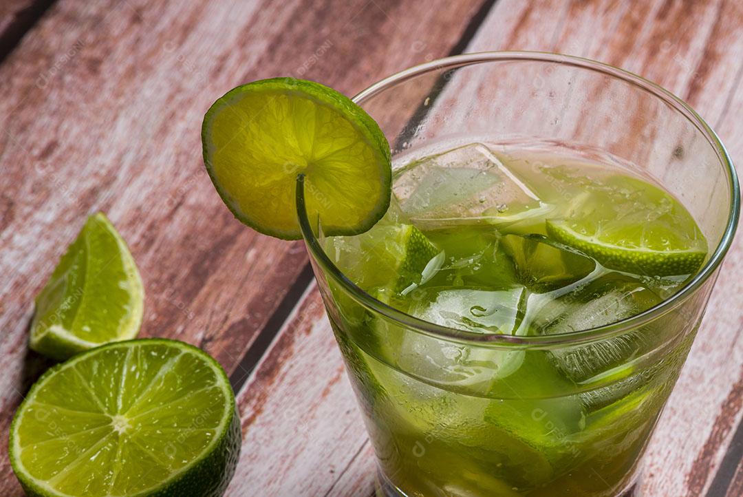 Foto Licor Cana Açúcar Pequeno Copo Limões Uma Bebida Alcoólica Forte Imagem JPG