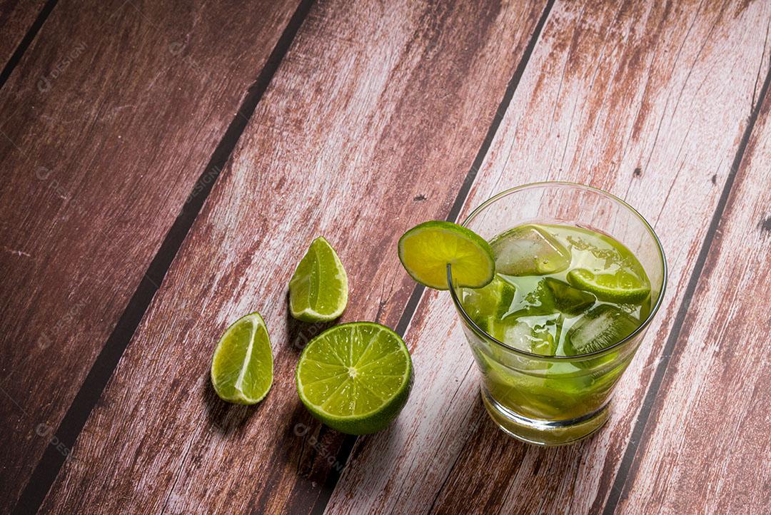 Foto Licor Cana Açúcar Pequeno Copo Limões Uma Bebida Alcoólica Forte Imagem JPG