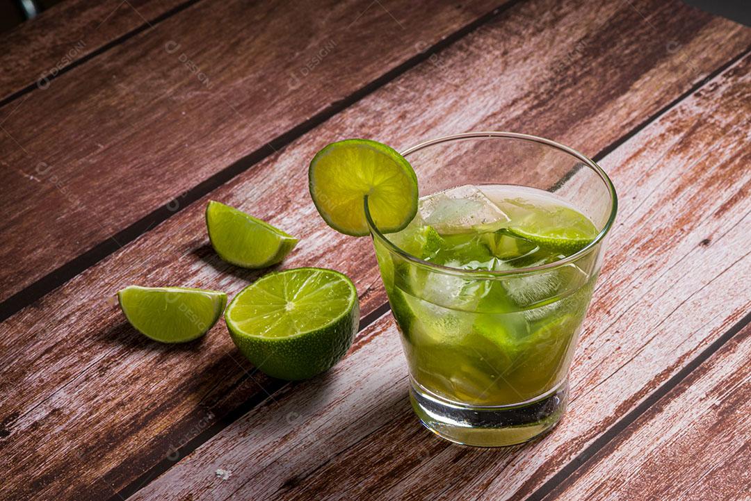 Foto Licor Cana Açúcar Pequeno Copo Limões Uma Bebida Alcoólica Forte Imagem JPG