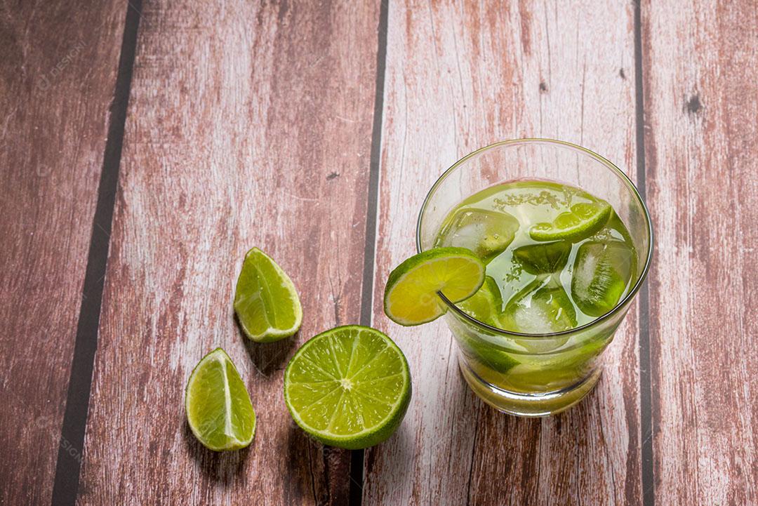 Foto Licor Cana Açúcar Pequeno Copo Limões Uma Bebida Alcoólica Forte Imagem JPG