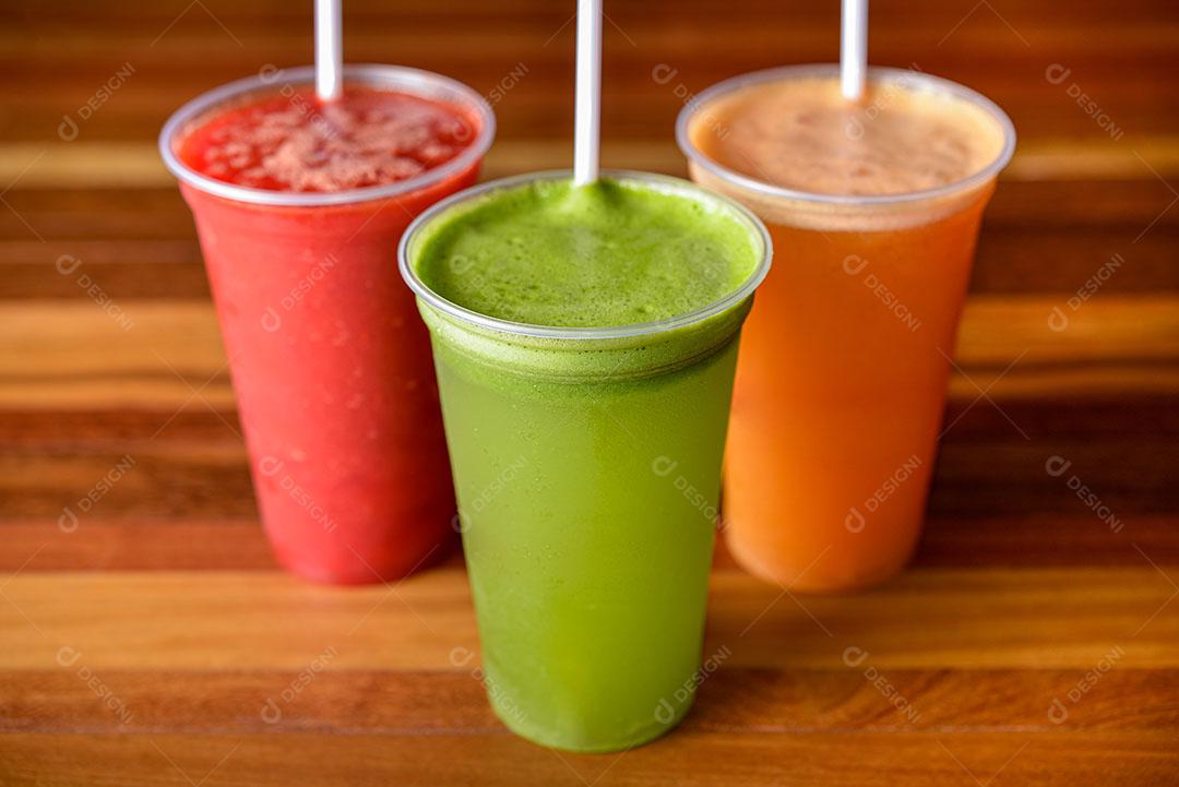 Foto Milk Shake Em Copos Plásticos Canudos Mesa de Madeira Escura Imagem JPG