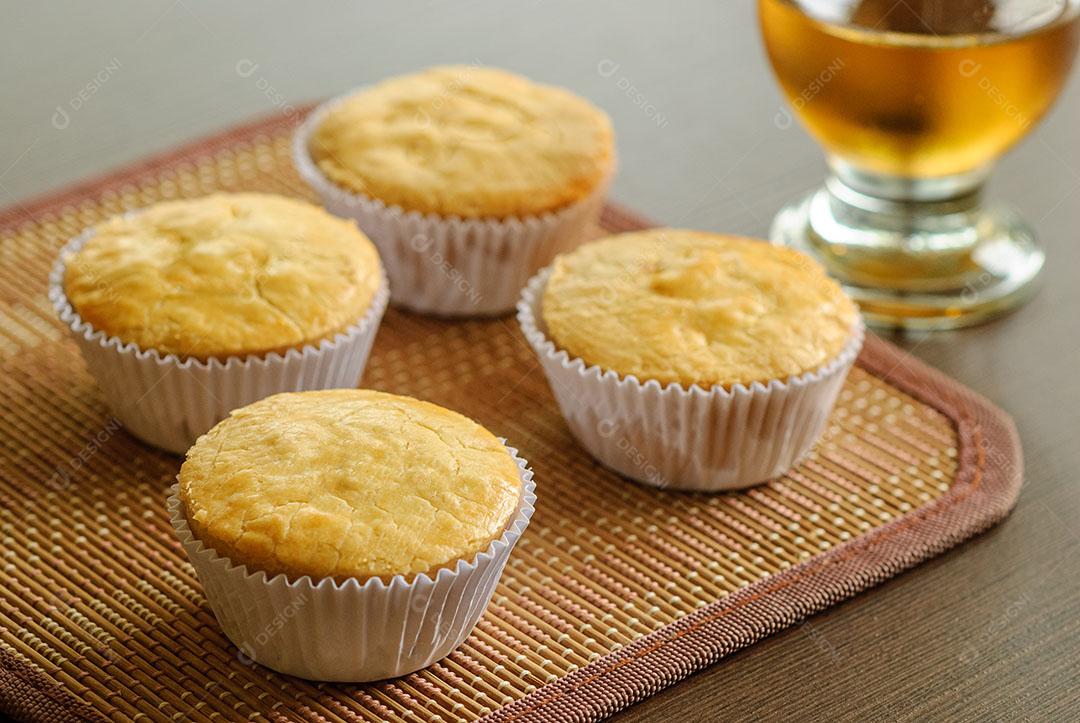 Foto Tortas Em Uma Mesa de Madeira Copo Refrigerante no Fundo Imagem JPG