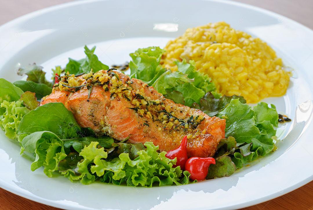 Foto Salmão Grelhado Com Arroz e Salada Verde Gastronomia Brasileira Imagem JPG