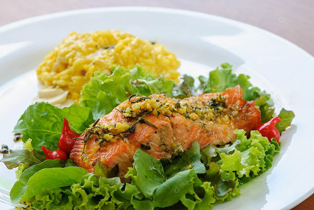 Foto Salmão Grelhado Com Arroz e Salada Verde Gastronomia Brasileira Imagem JPG