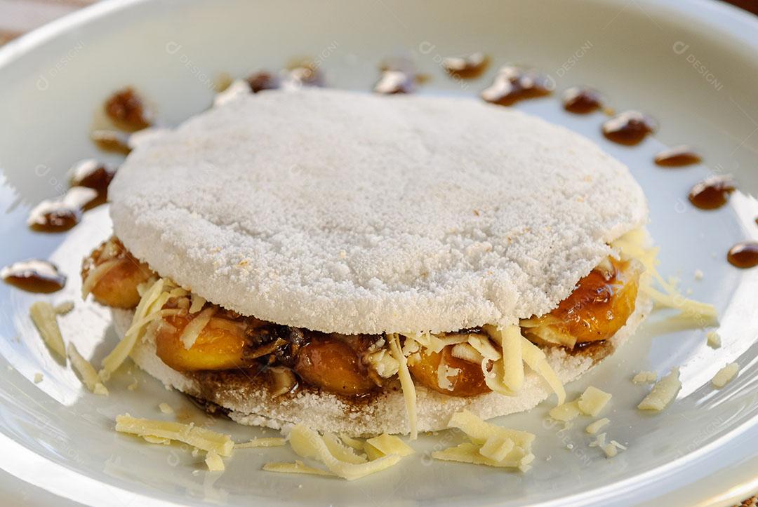Foto Tapioca Banana Frita Caramelizada Queijo Mussarela Prato Branco Imagem JPG