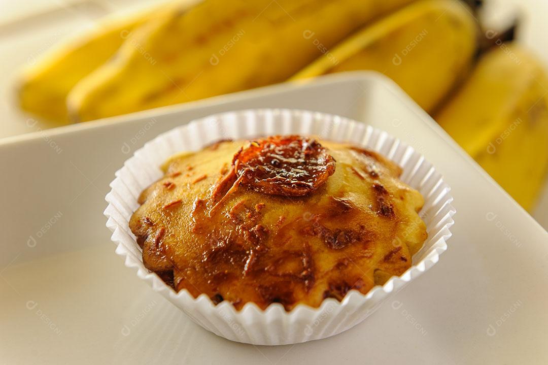 Foto Rissóis Banana Caseiros Placa Branca Com Fundo Desfocado Bananas Imagem JPG