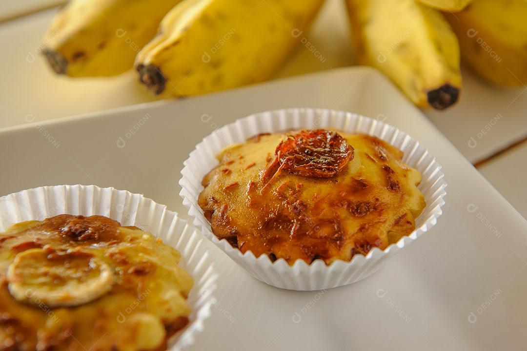 Foto Rissóis Banana Caseiros Placa Branca Com Fundo Desfocado Bananas Imagem JPG
