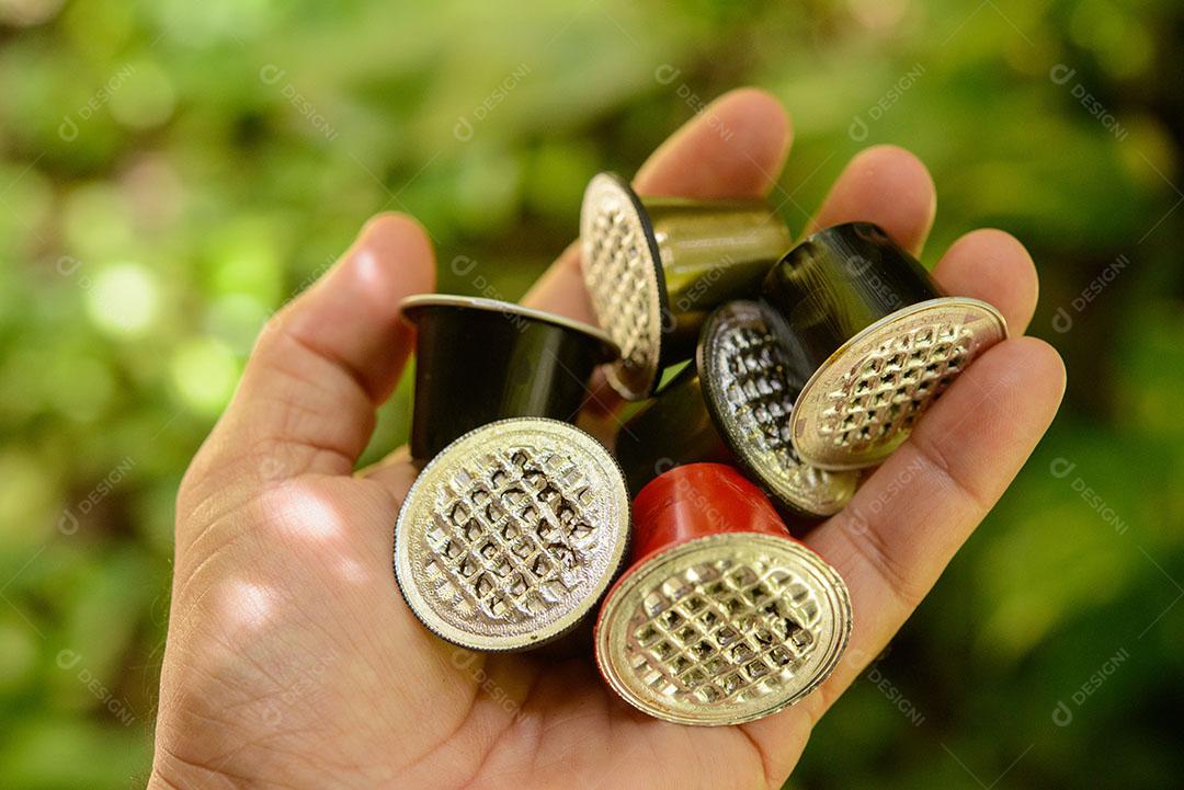 Foto Cápsulas de Café Usadas Pessoa Segurando Imagem JPG