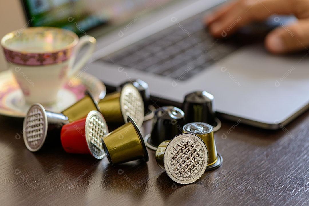 Foto Cápsulas de Café Usadas Pessoa Segurando Imagem JPG