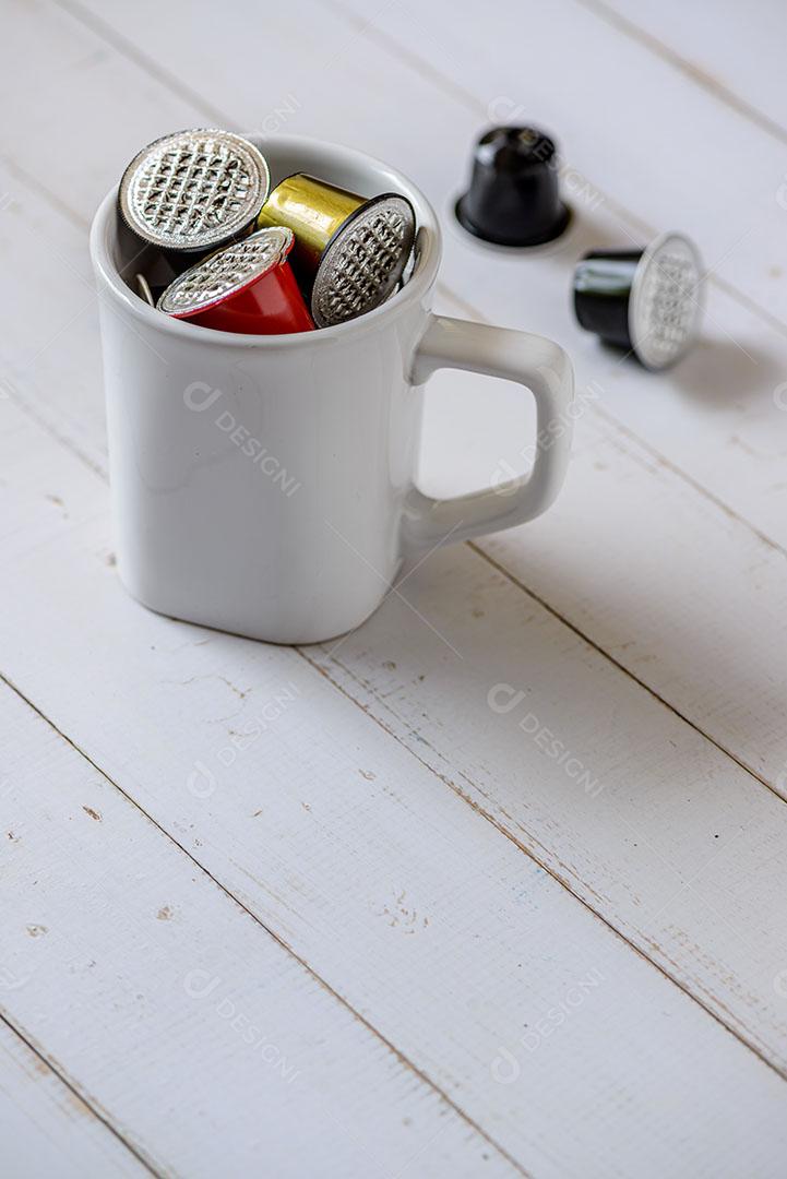 Foto Cápsulas de Café Usadas Dentro Caneca Encima de uma Mesa Imagem JPG