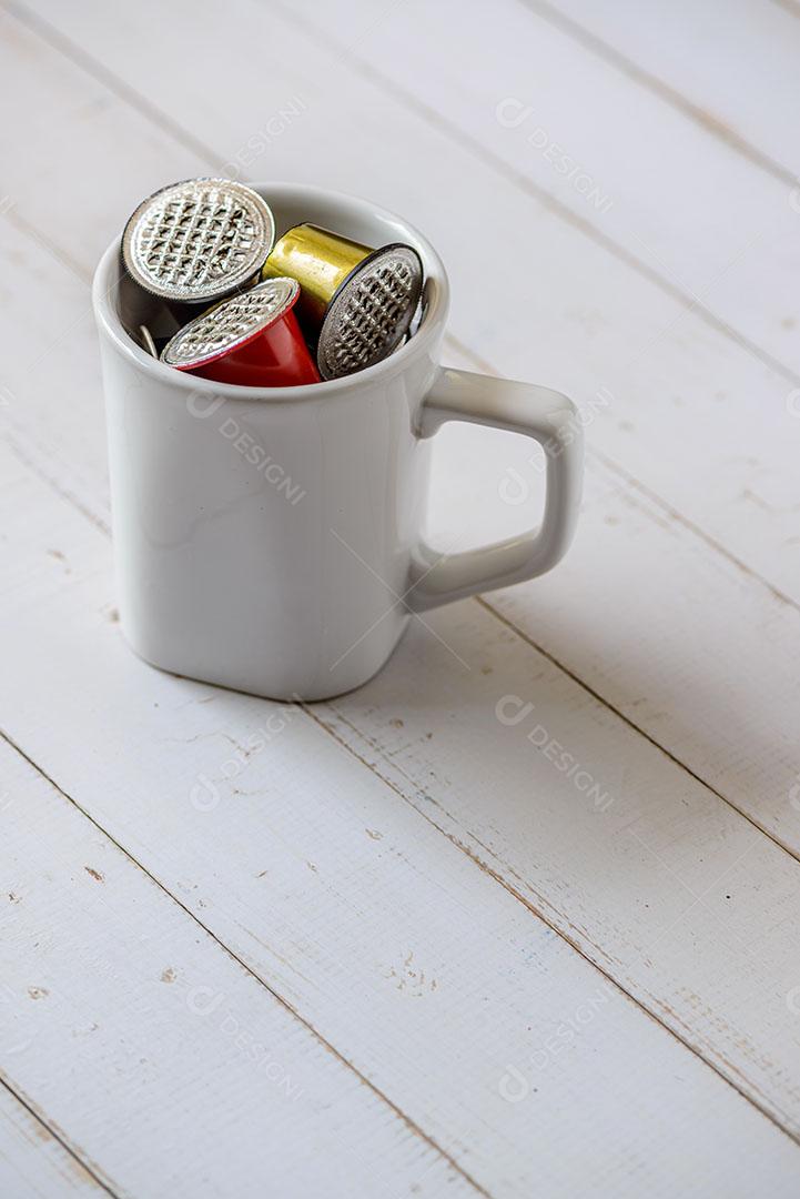 Foto Cápsulas de Café Usadas Dentro Caneca Encima de uma Mesa Imagem JPG