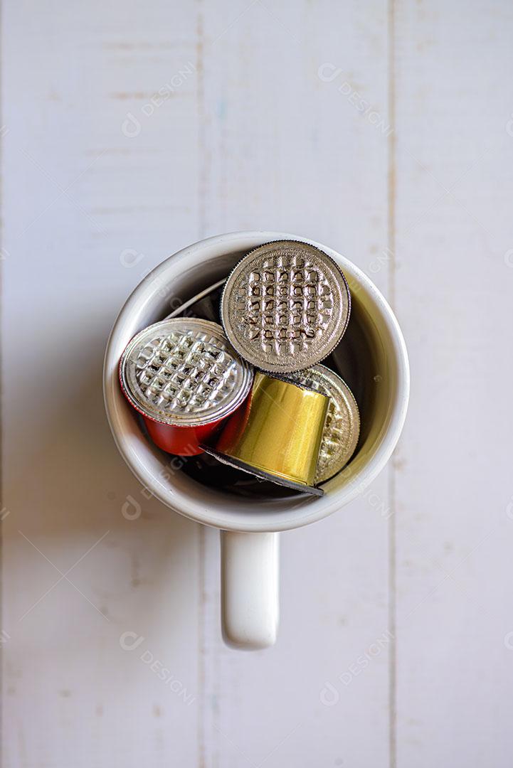 Foto Cápsulas de Café Usadas Dentro Caneca Encima de uma Mesa Imagem JPG