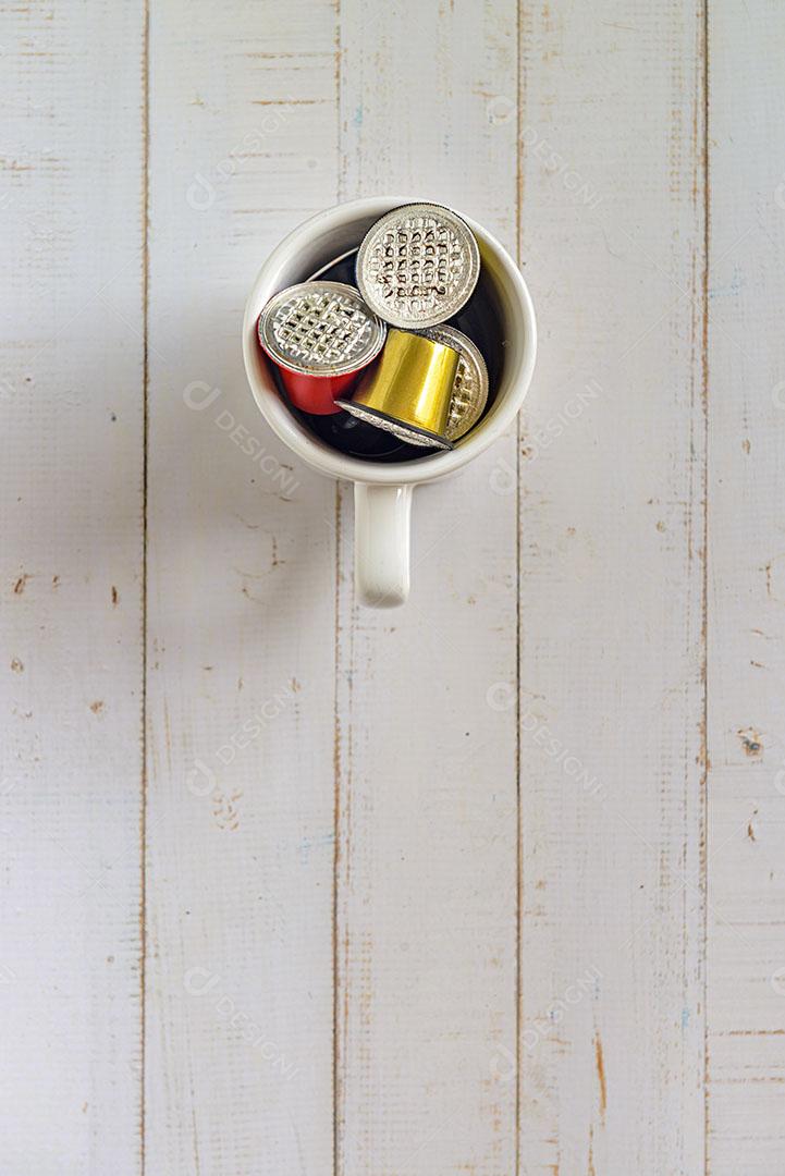 Foto Cápsulas de Café Usadas Dentro Caneca Encima de uma Mesa Imagem JPG