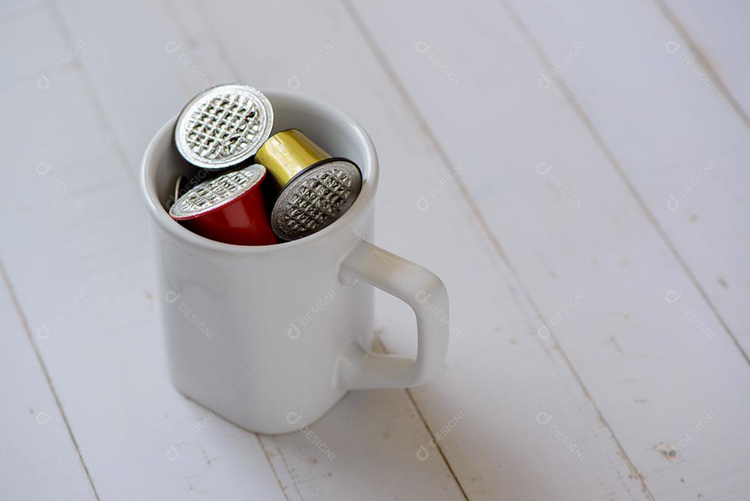 Foto Cápsulas de Café Usadas Dentro Caneca Encima de uma Mesa Imagem JPG
