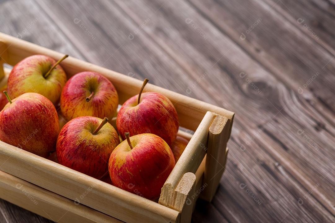 Foto Maçãs Brasileiras Caixa de Madeira Sobre Mesa Madeira Imagem JPG