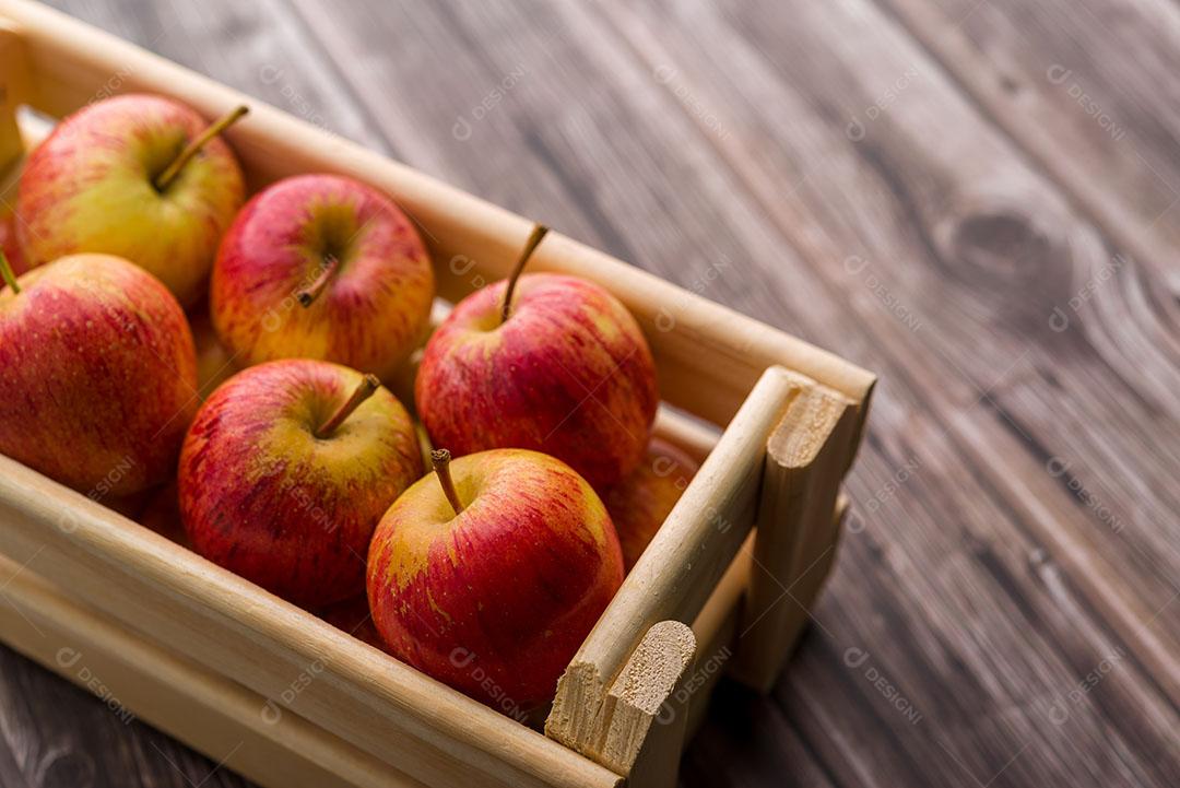 Foto Maçãs Brasileiras Caixa de Madeira Sobre Mesa Madeira Imagem JPG