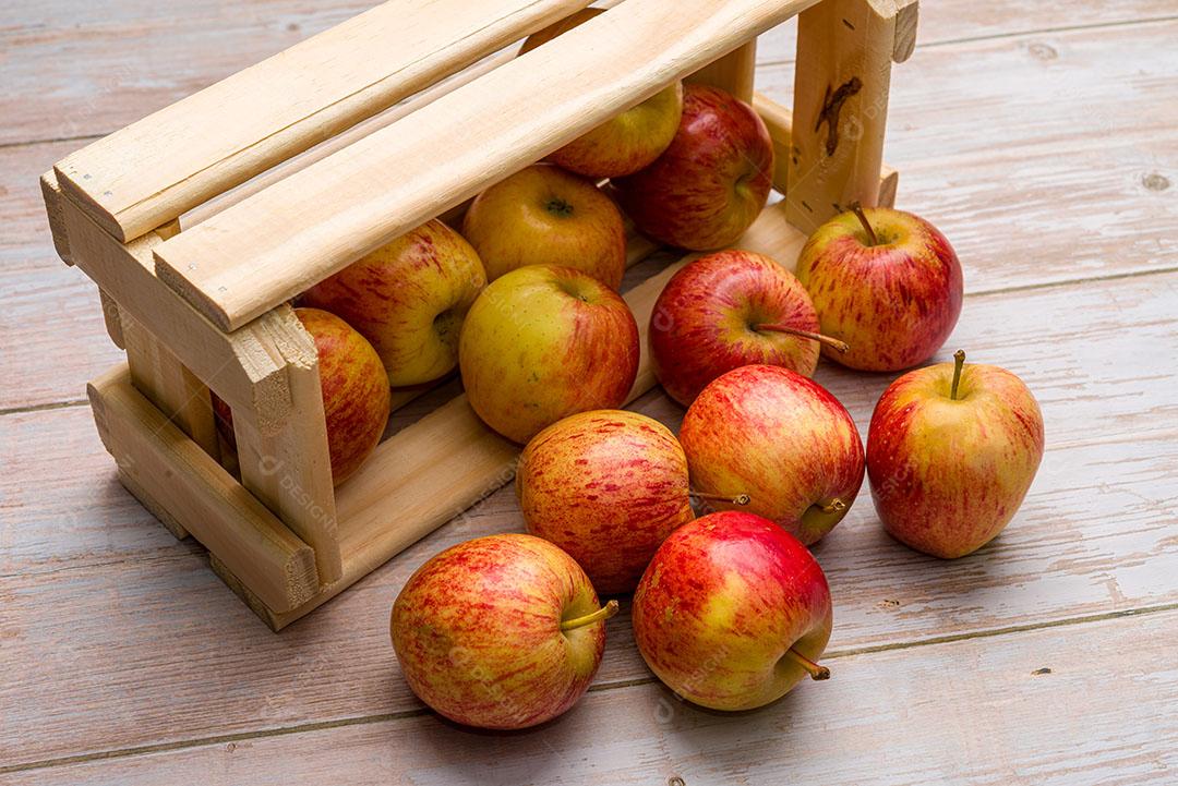 Foto Maçãs Brasileiras Caixa de Madeira Sobre Mesa Madeira Imagem JPG