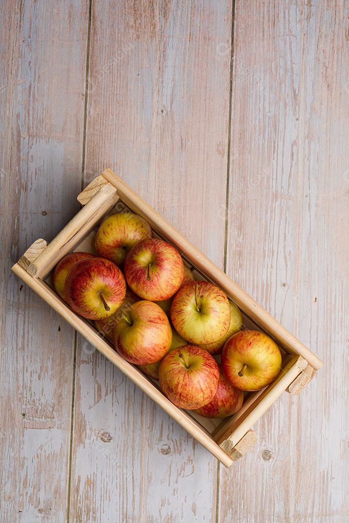 Foto Maçãs Brasileiras Caixa de Madeira Sobre Mesa Madeira Imagem JPG
