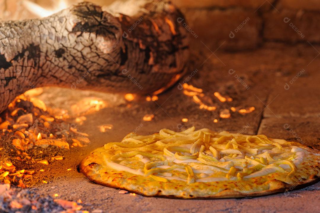 Foto Comida Pizza Banana Assando Forno a Lenha Com Brasa Imagem JPG