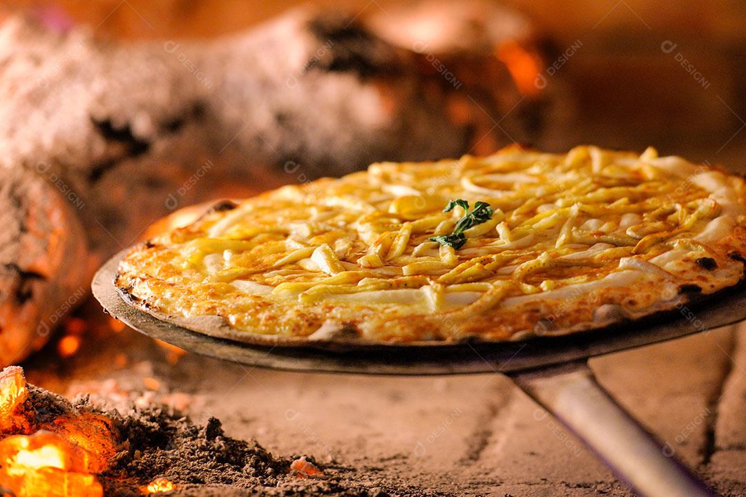 Foto Comida Pizza Banana Assando Forno a Lenha Com Brasa Imagem JPG