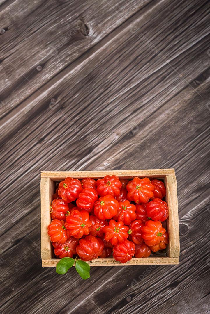 Foto Cerejas Suriname Em Pequena Caixa de Madeira Encima de uma Mesa Imagem JPG