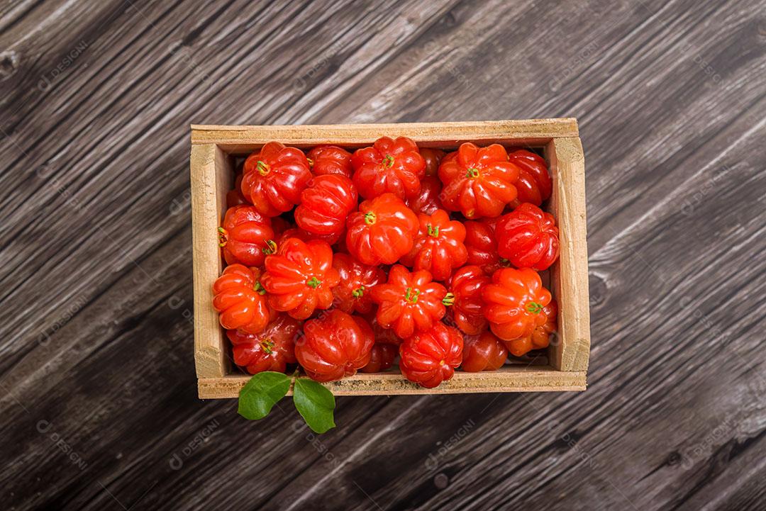 Foto Cerejas Suriname Em Pequena Caixa de Madeira Encima de uma Mesa Imagem JPG