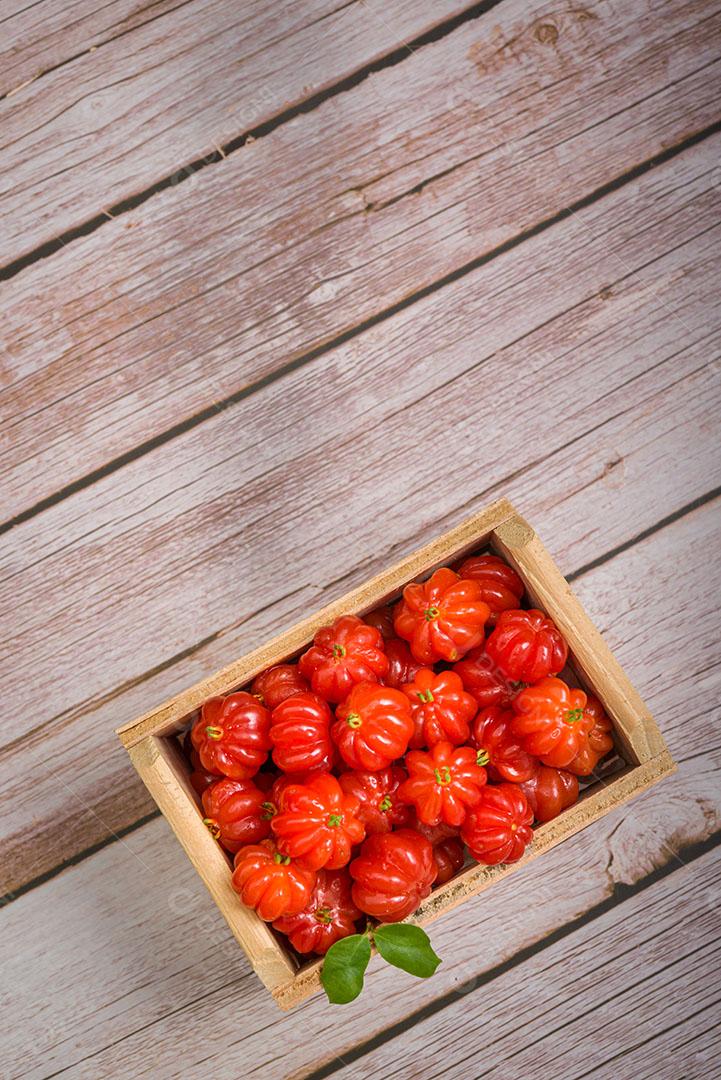 Foto Cerejas Suriname Em Pequena Caixa de Madeira Encima de uma Mesa Imagem JPG