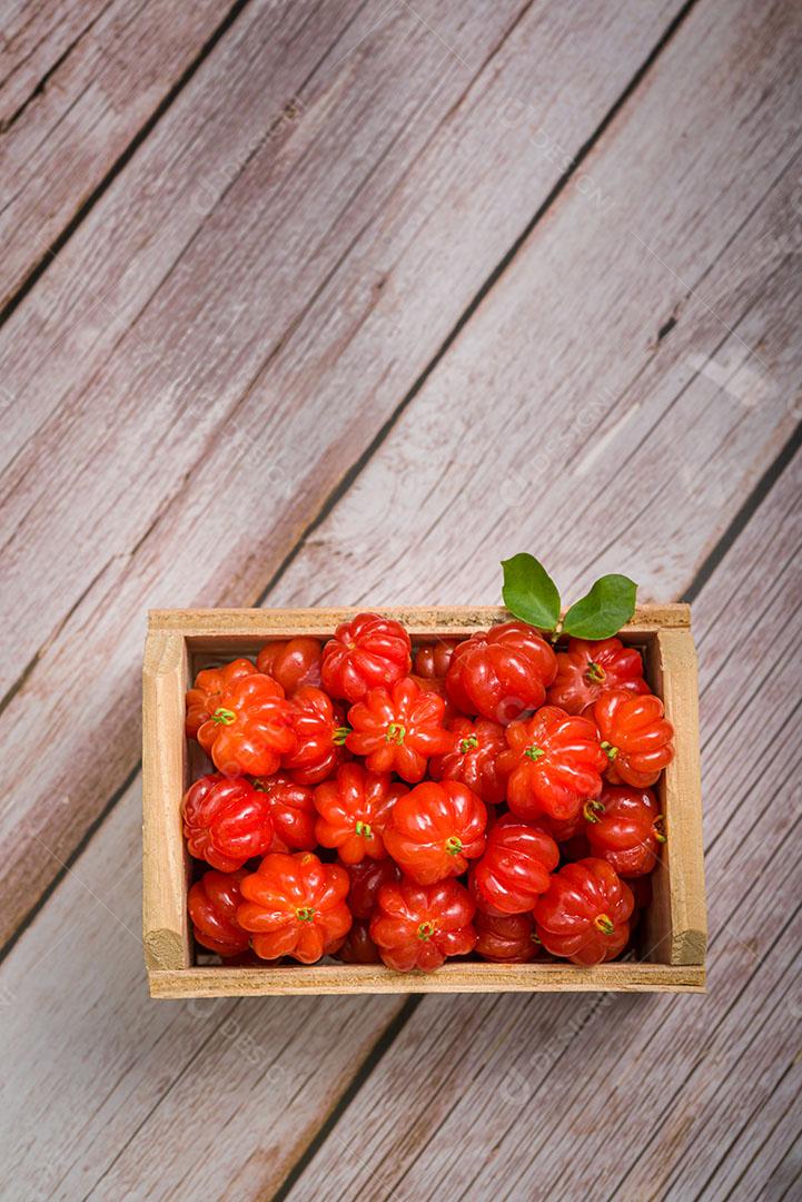 Cerejas do Suriname Pequena Caixa Madeira Sobre Superfície Madeira Imagem JPG