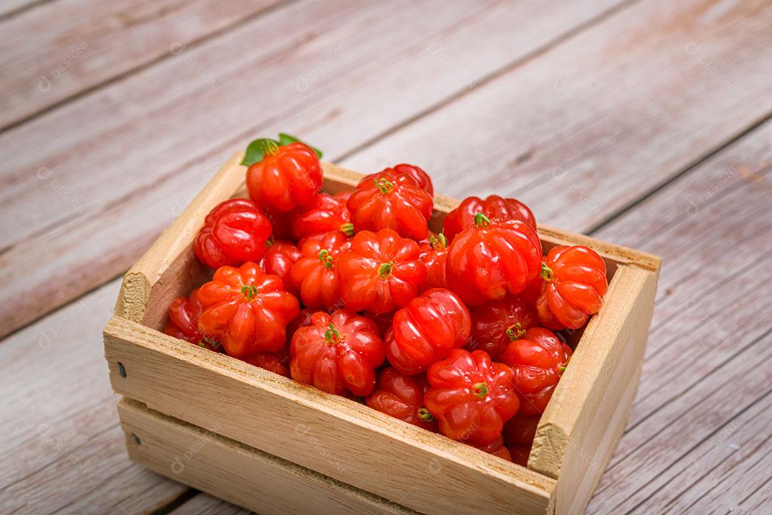 Foto Cerejas Suriname Em Pequena Caixa de Madeira Encima de uma Mesa Imagem JPG