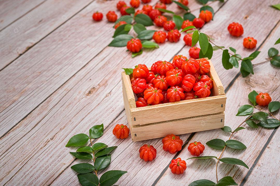 Foto Cerejas Suriname Em Pequena Caixa de Madeira Encima de uma Mesa Imagem JPG