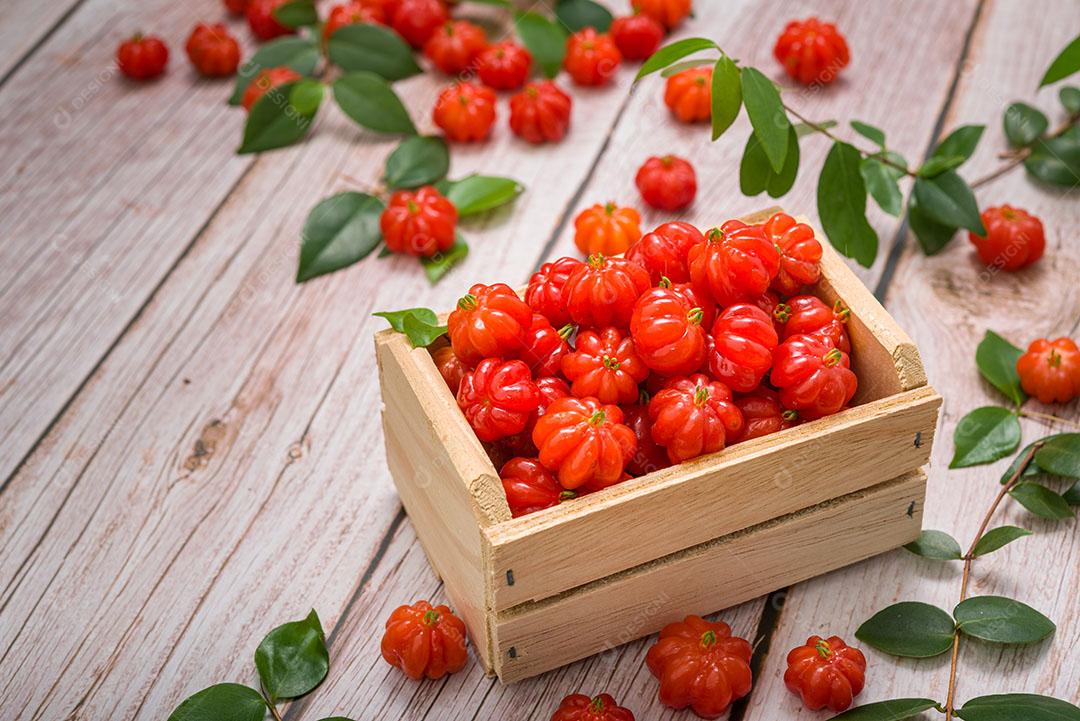 Foto Cerejas Suriname Em Pequena Caixa de Madeira Encima de uma Mesa Imagem JPG