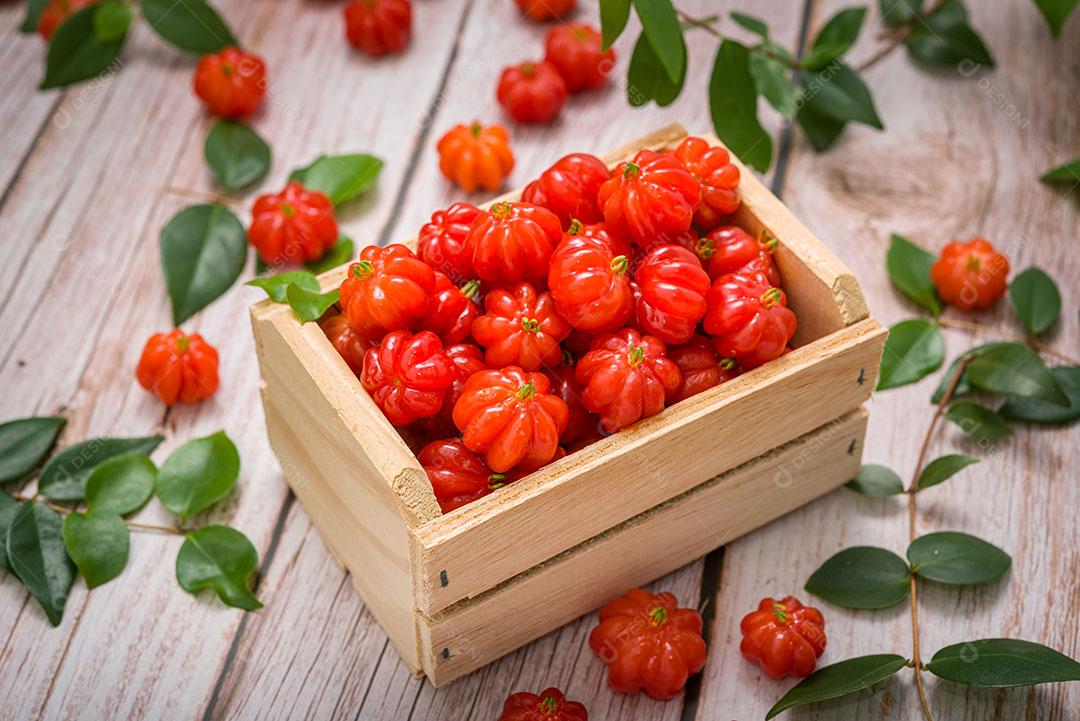 Foto Cerejas Suriname Em Pequena Caixa de Madeira Encima de uma Mesa Imagem JPG