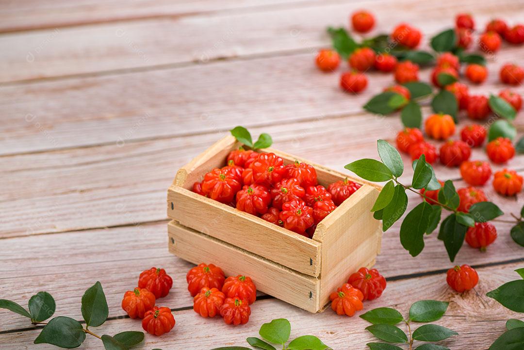 Foto Cerejas Suriname Em Pequena Caixa de Madeira Encima de uma Mesa Imagem JPG