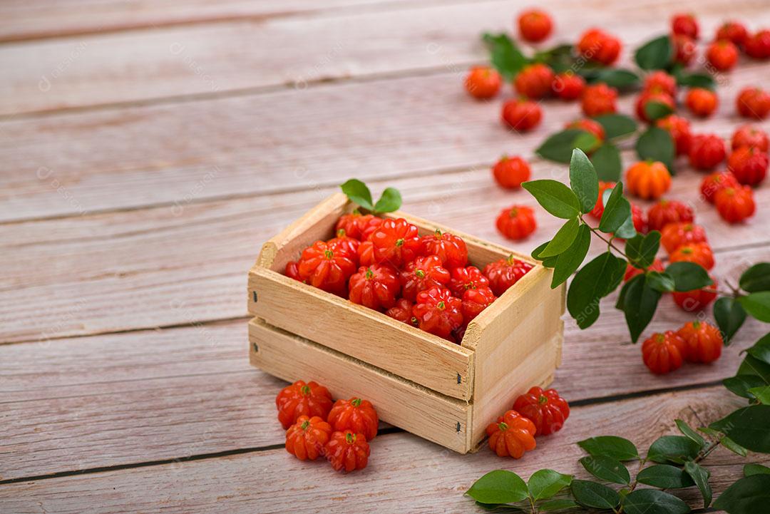 Foto Cerejas Suriname Em Pequena Caixa de Madeira Encima de uma Mesa Imagem JPG