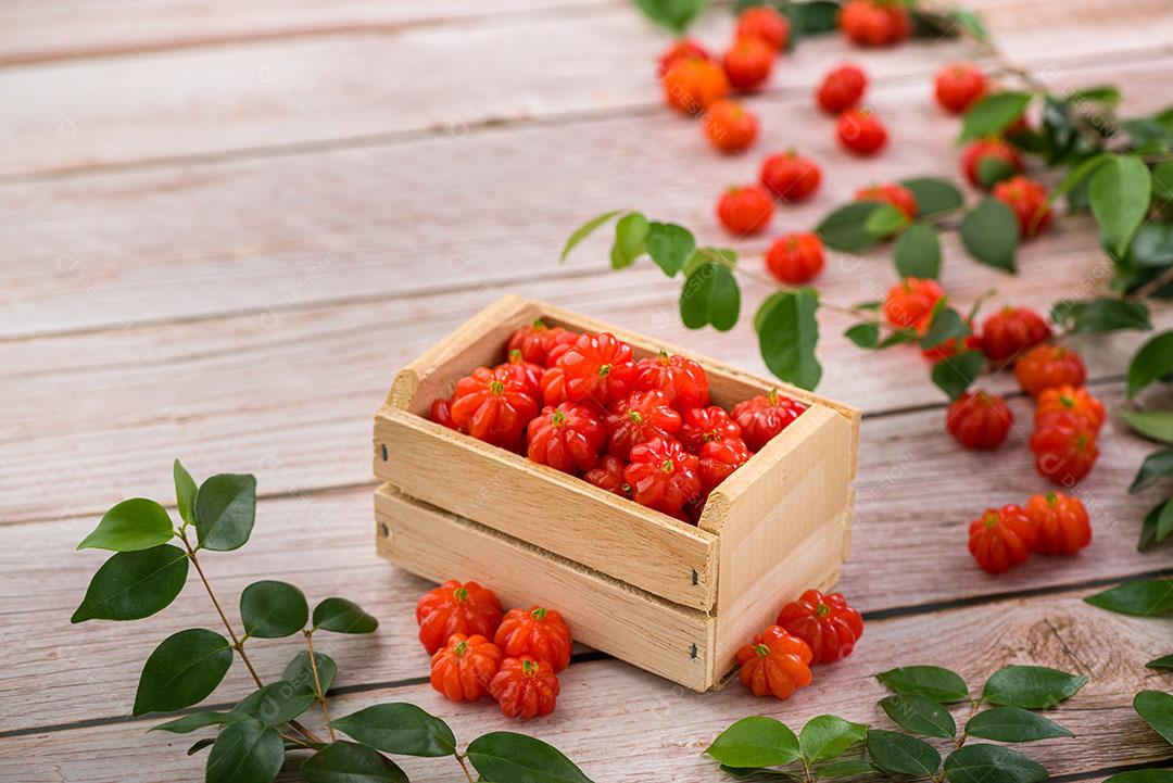 Foto Cerejas Suriname Em Pequena Caixa de Madeira Encima de uma Mesa Imagem JPG
