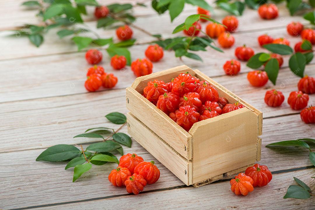 Foto Cerejas Suriname Em Pequena Caixa de Madeira Encima de uma Mesa Imagem JPG
