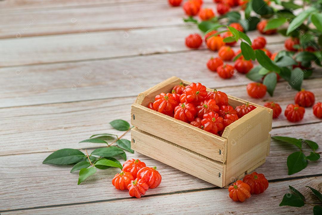 Foto Cerejas Suriname Em Pequena Caixa de Madeira Encima de uma Mesa Imagem JPG
