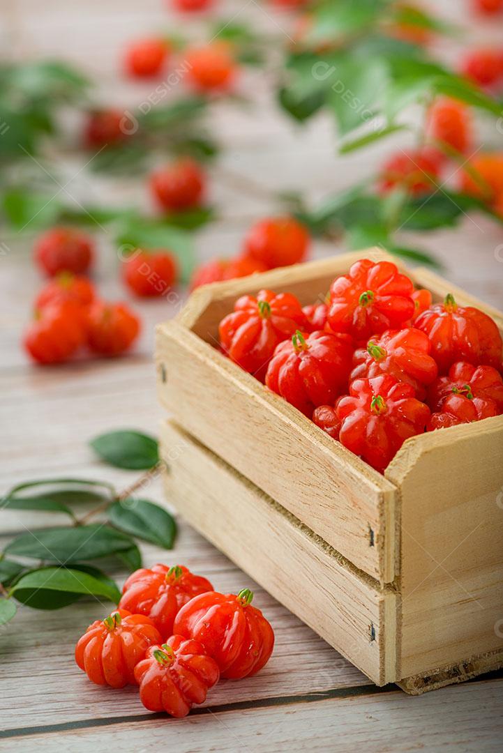 Foto Cerejas Suriname Em Pequena Caixa de Madeira Encima de uma Mesa Imagem JPG