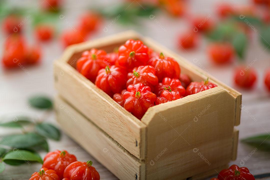 Foto Cerejas Suriname Em Pequena Caixa de Madeira Encima de uma Mesa Imagem JPG