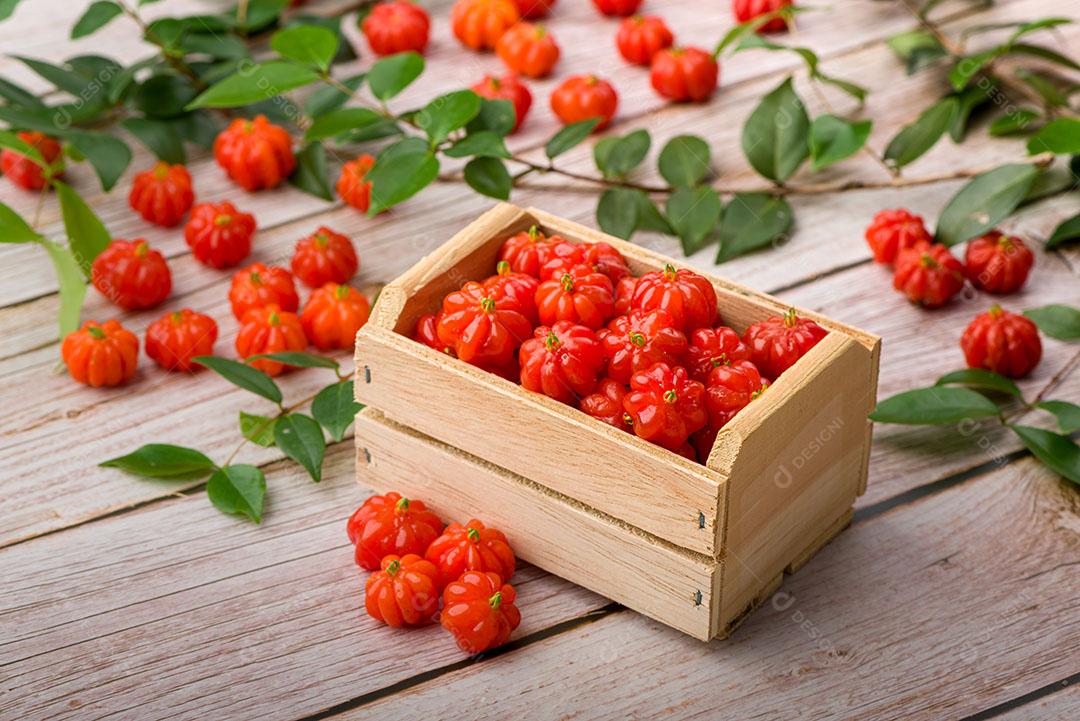 Foto Cerejas Suriname Em Pequena Caixa de Madeira Encima de uma Mesa Imagem JPG
