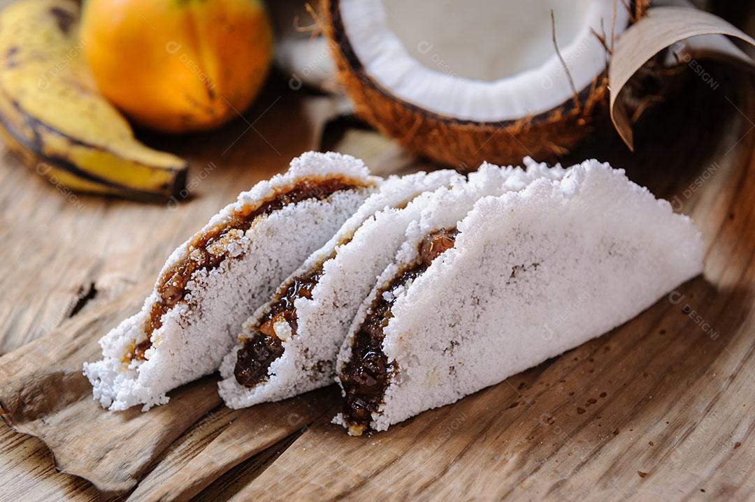 Foto Tapioca Caseira com Doce de Coco Mamão Banana Iguaria Típica Imagem JPG