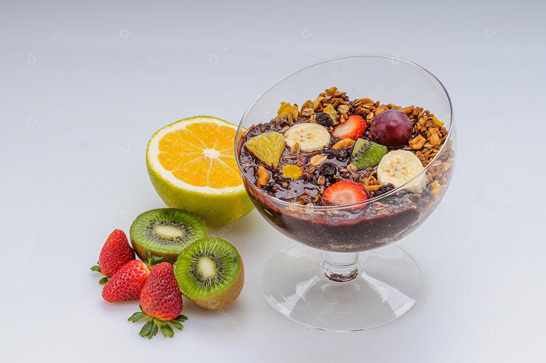 Foto Iogurte Granola Frutas Morango Uva Banana Mamão Laranja Tigela Vidro Imagem JPG