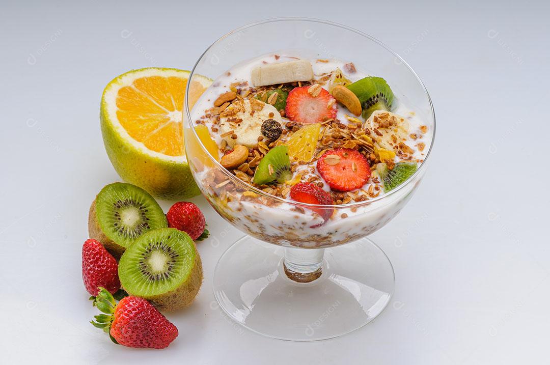 Foto Iogurte Granola Frutas Morango Uva Banana Mamão Laranja Tigela Vidro Imagem JPG