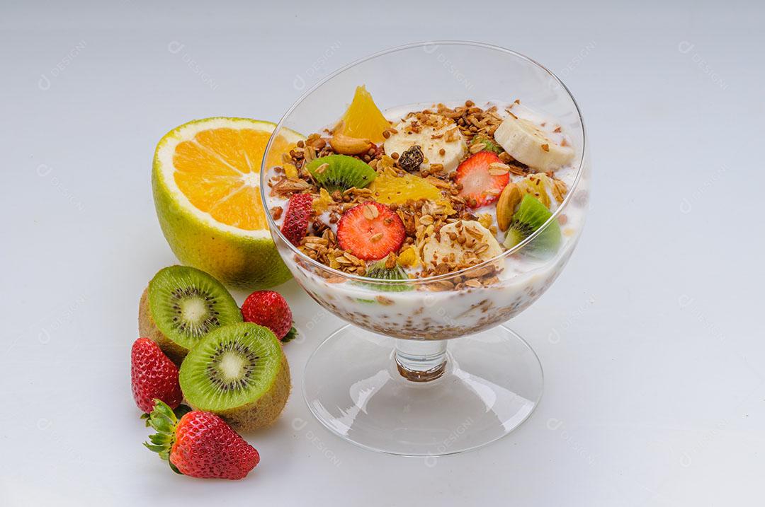 Foto Iogurte Granola Frutas Morango Uva Banana Mamão Laranja Tigela Vidro Imagem JPG