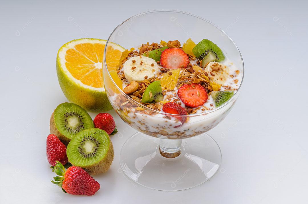 Foto Iogurte Granola Frutas Morango Uva Banana Mamão Laranja Tigela Vidro Imagem JPG