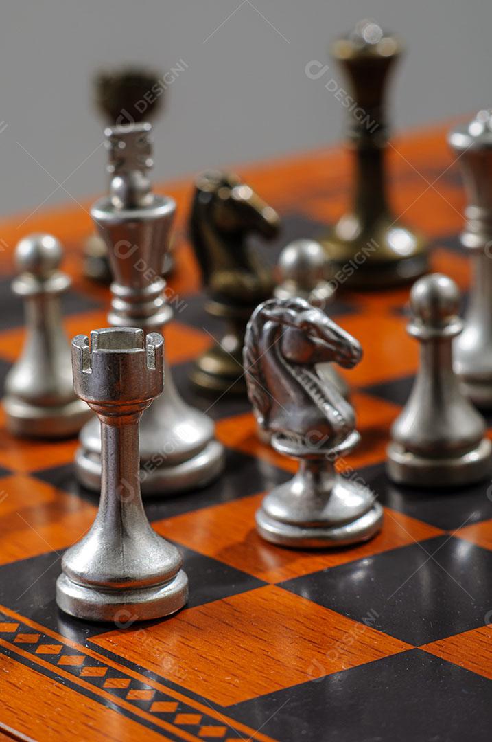 Foto Tabuleiro de Xadrez Madeira Com Peças de Metal Xeque Mate Imagem JPG