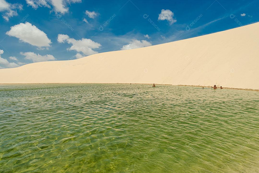 Foto Praia Turistas Céu Nublado Mar Imagem JPG