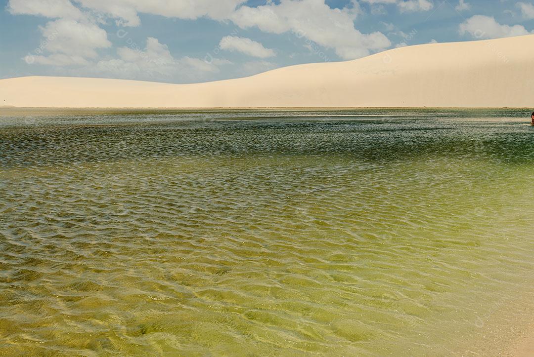 Foto Praia Turistas Céu Nublado Mar Imagem JPG