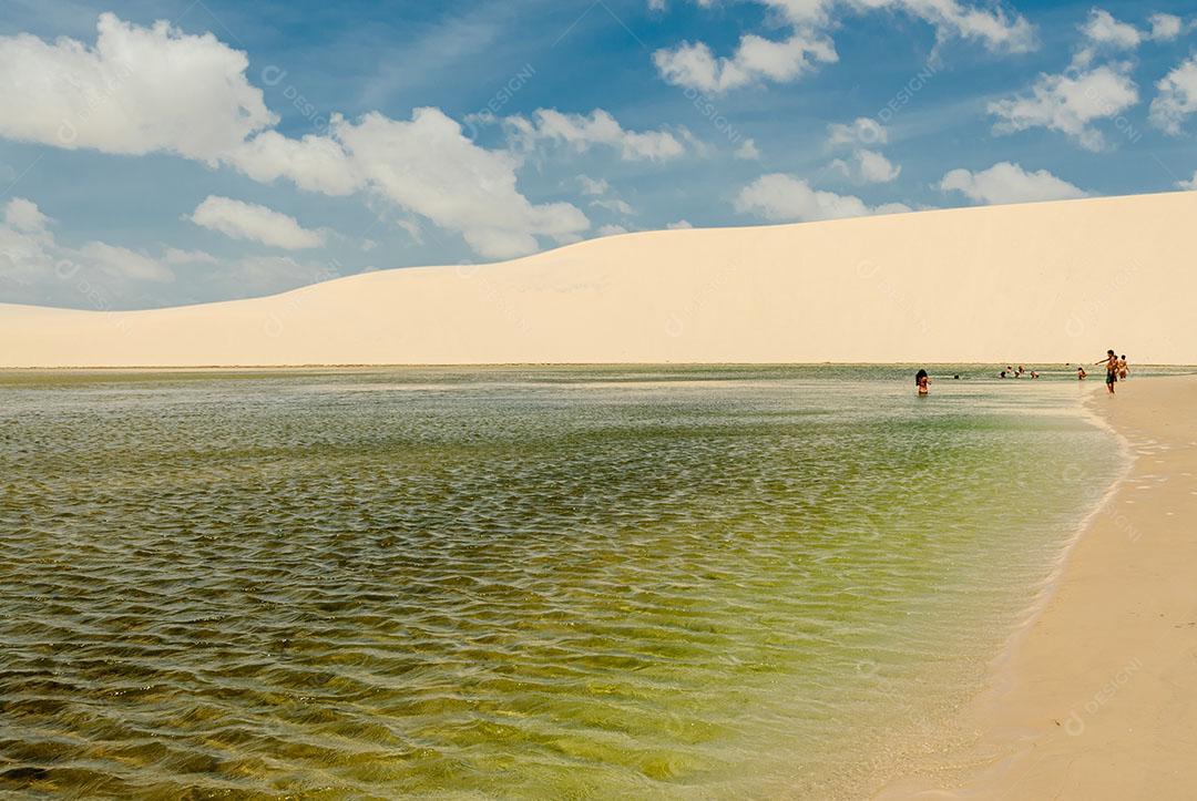 Foto Praia Turistas Céu Nublado Mar Imagem JPG